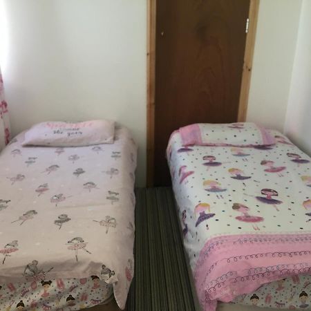 Pink House ,Opposite Beach ,Sleeps 6 , 2 Bedroom Ground Floor Self Contained Garden Flat , Private Entrance , Kitchen , Guaranteed Parking ,Wifi , Movies ,Bathroom ,Fridge , Microwave ,Bedroom 1, Double Bed & 2 Single Beds ,Bedroom 2 , Double Bed ペイントン エクステリア 写真