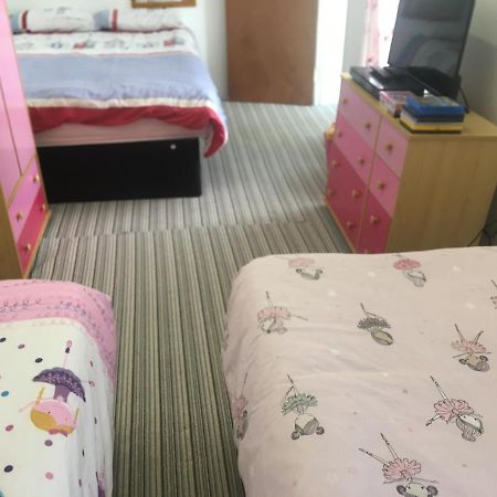 Pink House ,Opposite Beach ,Sleeps 6 , 2 Bedroom Ground Floor Self Contained Garden Flat , Private Entrance , Kitchen , Guaranteed Parking ,Wifi , Movies ,Bathroom ,Fridge , Microwave ,Bedroom 1, Double Bed & 2 Single Beds ,Bedroom 2 , Double Bed ペイントン エクステリア 写真