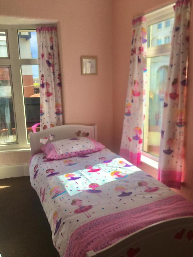 Pink House ,Opposite Beach ,Sleeps 6 , 2 Bedroom Ground Floor Self Contained Garden Flat , Private Entrance , Kitchen , Guaranteed Parking ,Wifi , Movies ,Bathroom ,Fridge , Microwave ,Bedroom 1, Double Bed & 2 Single Beds ,Bedroom 2 , Double Bed ペイントン エクステリア 写真