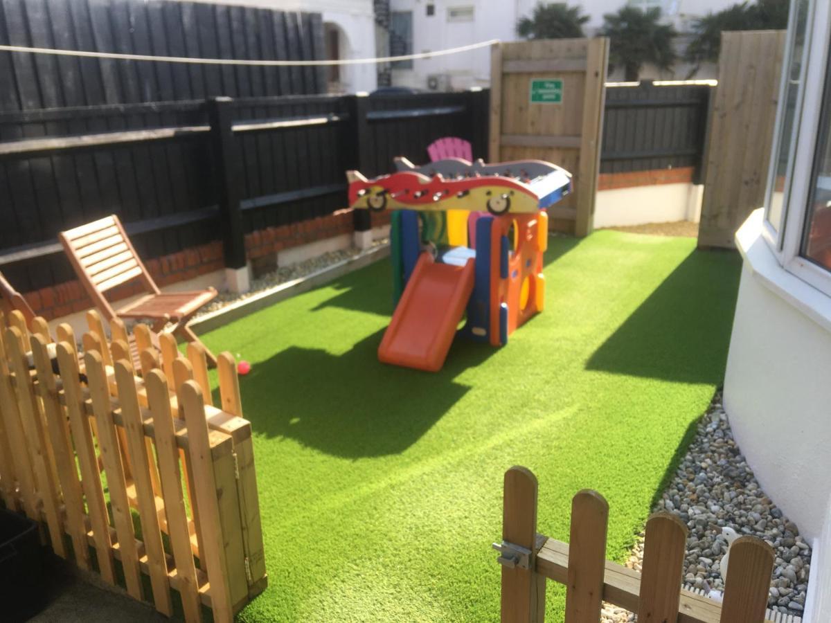 Pink House ,Opposite Beach ,Sleeps 6 , 2 Bedroom Ground Floor Self Contained Garden Flat , Private Entrance , Kitchen , Guaranteed Parking ,Wifi , Movies ,Bathroom ,Fridge , Microwave ,Bedroom 1, Double Bed & 2 Single Beds ,Bedroom 2 , Double Bed ペイントン エクステリア 写真