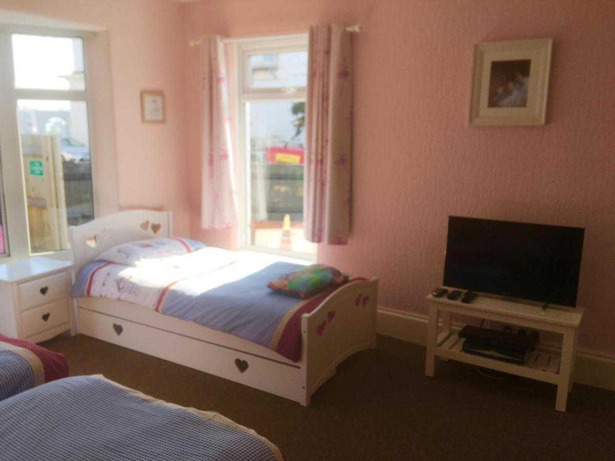 Pink House ,Opposite Beach ,Sleeps 6 , 2 Bedroom Ground Floor Self Contained Garden Flat , Private Entrance , Kitchen , Guaranteed Parking ,Wifi , Movies ,Bathroom ,Fridge , Microwave ,Bedroom 1, Double Bed & 2 Single Beds ,Bedroom 2 , Double Bed ペイントン エクステリア 写真