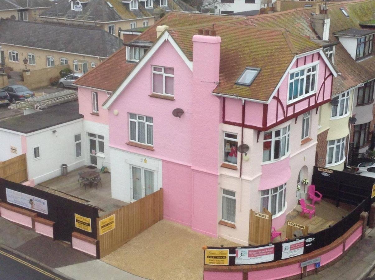 Pink House ,Opposite Beach ,Sleeps 6 , 2 Bedroom Ground Floor Self Contained Garden Flat , Private Entrance , Kitchen , Guaranteed Parking ,Wifi , Movies ,Bathroom ,Fridge , Microwave ,Bedroom 1, Double Bed & 2 Single Beds ,Bedroom 2 , Double Bed ペイントン エクステリア 写真