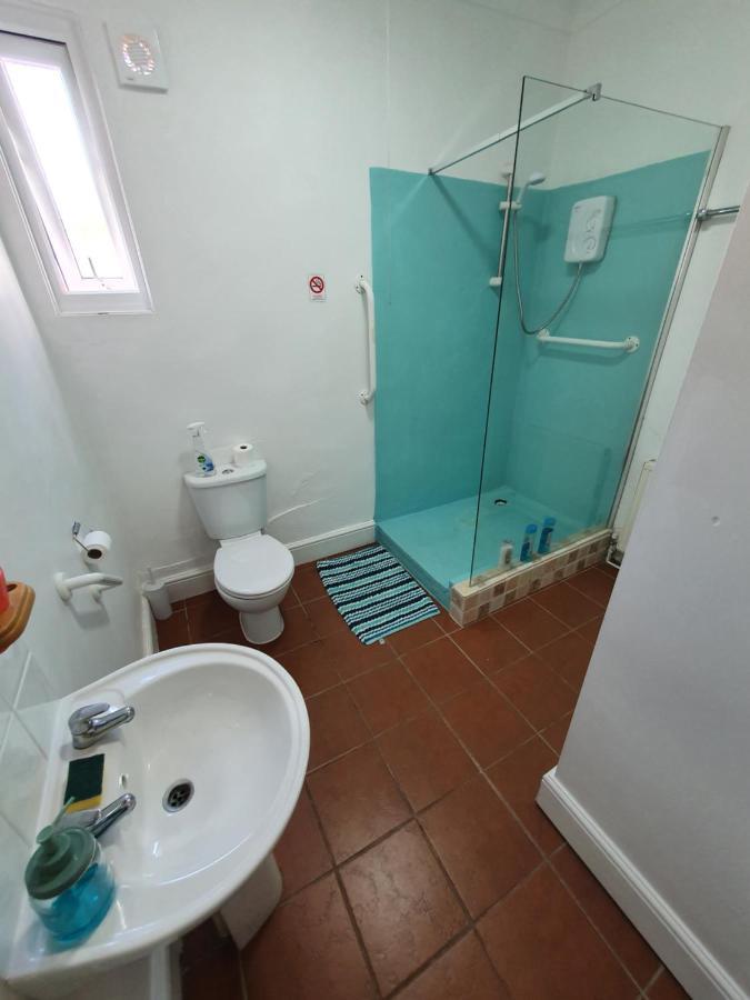 Pink House ,Opposite Beach ,Sleeps 6 , 2 Bedroom Ground Floor Self Contained Garden Flat , Private Entrance , Kitchen , Guaranteed Parking ,Wifi , Movies ,Bathroom ,Fridge , Microwave ,Bedroom 1, Double Bed & 2 Single Beds ,Bedroom 2 , Double Bed ペイントン エクステリア 写真