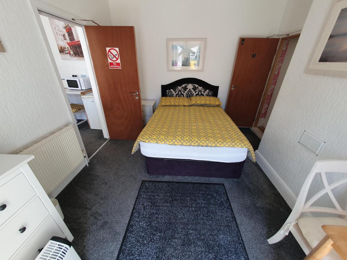 Pink House ,Opposite Beach ,Sleeps 6 , 2 Bedroom Ground Floor Self Contained Garden Flat , Private Entrance , Kitchen , Guaranteed Parking ,Wifi , Movies ,Bathroom ,Fridge , Microwave ,Bedroom 1, Double Bed & 2 Single Beds ,Bedroom 2 , Double Bed ペイントン エクステリア 写真