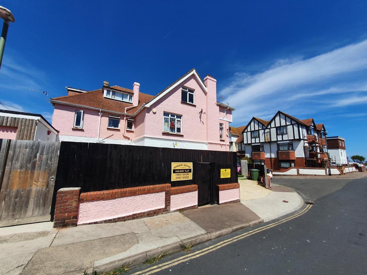Pink House ,Opposite Beach ,Sleeps 6 , 2 Bedroom Ground Floor Self Contained Garden Flat , Private Entrance , Kitchen , Guaranteed Parking ,Wifi , Movies ,Bathroom ,Fridge , Microwave ,Bedroom 1, Double Bed & 2 Single Beds ,Bedroom 2 , Double Bed ペイントン エクステリア 写真