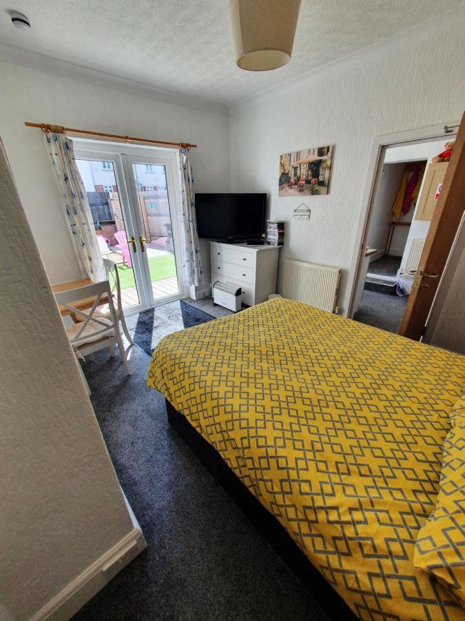 Pink House ,Opposite Beach ,Sleeps 6 , 2 Bedroom Ground Floor Self Contained Garden Flat , Private Entrance , Kitchen , Guaranteed Parking ,Wifi , Movies ,Bathroom ,Fridge , Microwave ,Bedroom 1, Double Bed & 2 Single Beds ,Bedroom 2 , Double Bed ペイントン エクステリア 写真