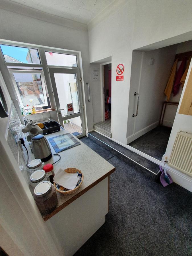 Pink House ,Opposite Beach ,Sleeps 6 , 2 Bedroom Ground Floor Self Contained Garden Flat , Private Entrance , Kitchen , Guaranteed Parking ,Wifi , Movies ,Bathroom ,Fridge , Microwave ,Bedroom 1, Double Bed & 2 Single Beds ,Bedroom 2 , Double Bed ペイントン エクステリア 写真