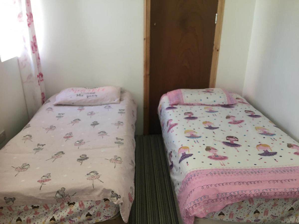 Pink House ,Opposite Beach ,Sleeps 6 , 2 Bedroom Ground Floor Self Contained Garden Flat , Private Entrance , Kitchen , Guaranteed Parking ,Wifi , Movies ,Bathroom ,Fridge , Microwave ,Bedroom 1, Double Bed & 2 Single Beds ,Bedroom 2 , Double Bed ペイントン エクステリア 写真