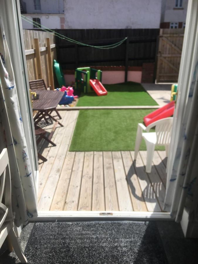 Pink House ,Opposite Beach ,Sleeps 6 , 2 Bedroom Ground Floor Self Contained Garden Flat , Private Entrance , Kitchen , Guaranteed Parking ,Wifi , Movies ,Bathroom ,Fridge , Microwave ,Bedroom 1, Double Bed & 2 Single Beds ,Bedroom 2 , Double Bed ペイントン エクステリア 写真