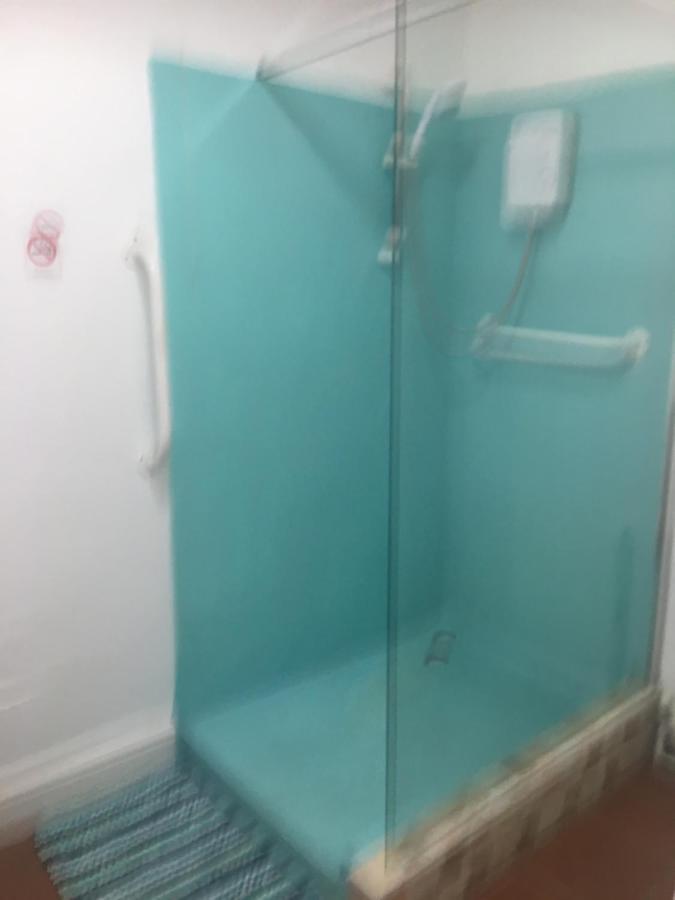 Pink House ,Opposite Beach ,Sleeps 6 , 2 Bedroom Ground Floor Self Contained Garden Flat , Private Entrance , Kitchen , Guaranteed Parking ,Wifi , Movies ,Bathroom ,Fridge , Microwave ,Bedroom 1, Double Bed & 2 Single Beds ,Bedroom 2 , Double Bed ペイントン エクステリア 写真