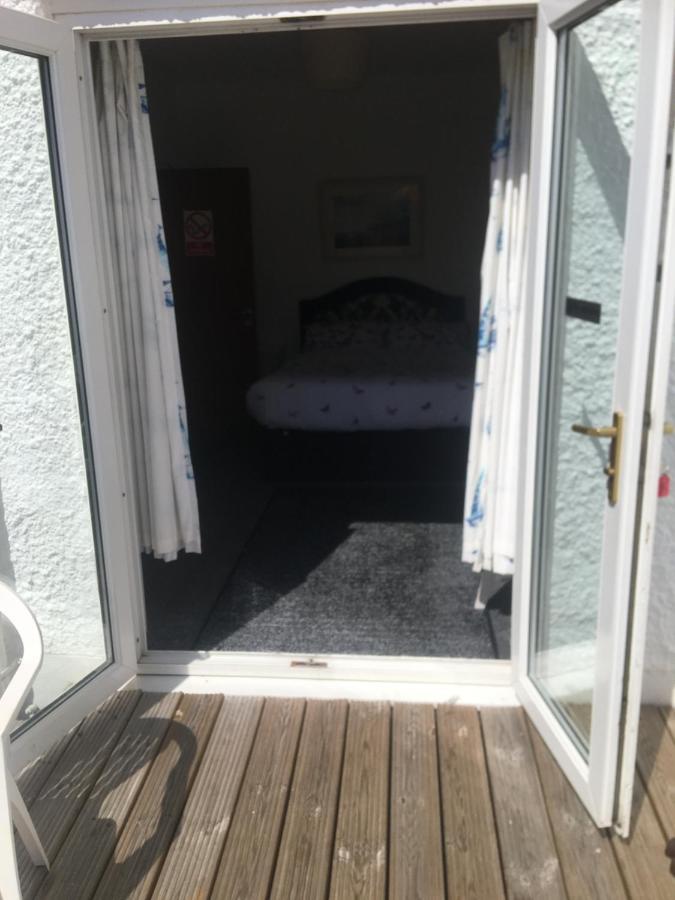 Pink House ,Opposite Beach ,Sleeps 6 , 2 Bedroom Ground Floor Self Contained Garden Flat , Private Entrance , Kitchen , Guaranteed Parking ,Wifi , Movies ,Bathroom ,Fridge , Microwave ,Bedroom 1, Double Bed & 2 Single Beds ,Bedroom 2 , Double Bed ペイントン エクステリア 写真