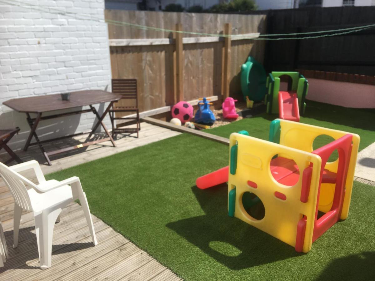 Pink House ,Opposite Beach ,Sleeps 6 , 2 Bedroom Ground Floor Self Contained Garden Flat , Private Entrance , Kitchen , Guaranteed Parking ,Wifi , Movies ,Bathroom ,Fridge , Microwave ,Bedroom 1, Double Bed & 2 Single Beds ,Bedroom 2 , Double Bed ペイントン エクステリア 写真